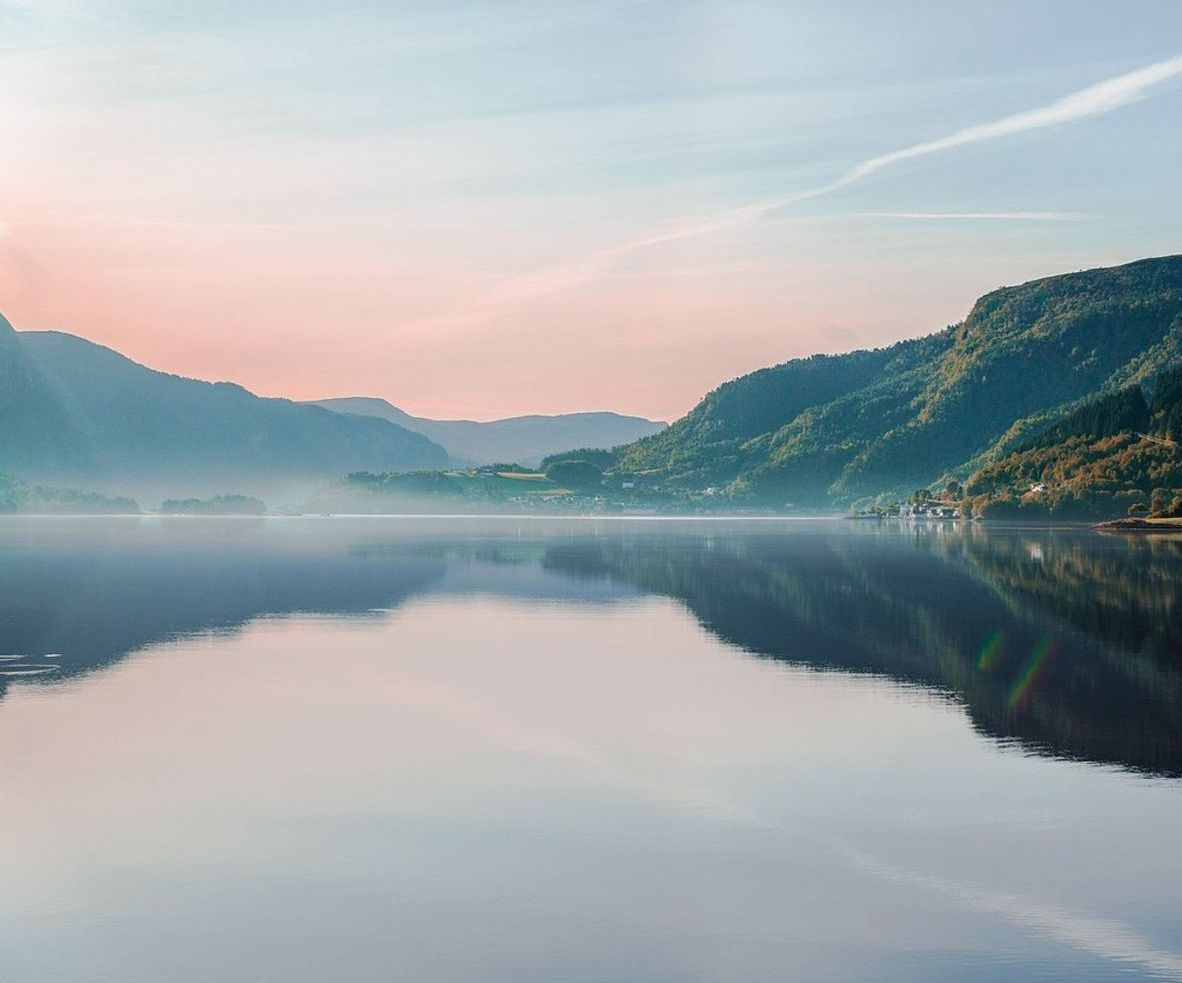 Sessão de planejamento à beira do lago de montanha